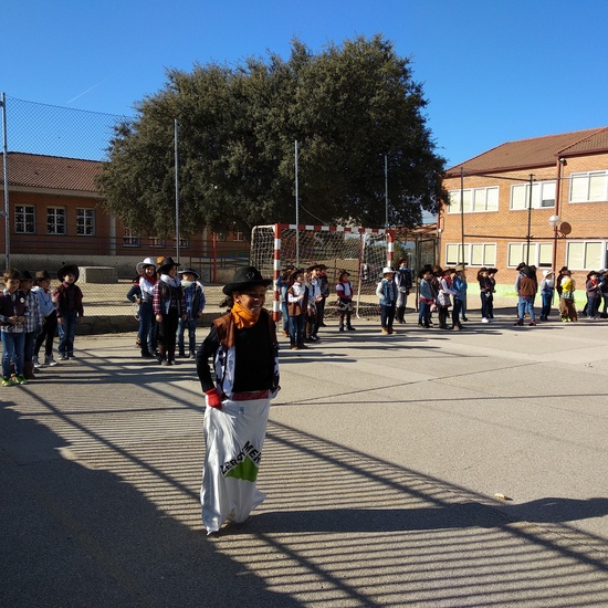 2º disfrutando con los juegos en el patio. 14