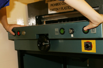 Dispositivo de accionamiento por doble mando en guillotina