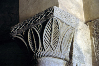 Capitel troncopiramidal de la iglesia de San Salvador de Priesca