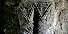 Capitel cúbico-prismático de la iglesia de Santa Cristina de Len