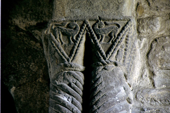 Capitel cúbico-prismático de la iglesia de Santa Cristina de Len