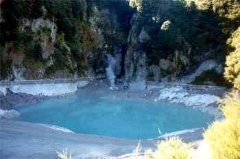 Cráter Inferno de Geiser del parque de Waimangu, Nueva Zelanda