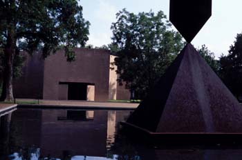 Escultura en un estanque