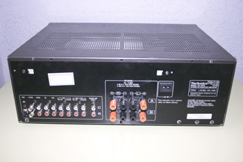 Amplificador estereo. VIsta trasera.