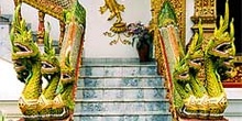 Escalinata de acceso a pequeño templo, Chiang Mai, Tailandia