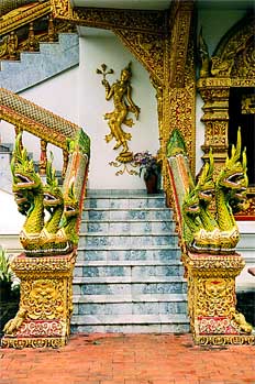 Escalinata de acceso a pequeño templo, Chiang Mai, Tailandia