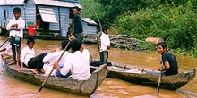 Transporte escolar en barcas de remo, Tonlé Sap, Camboya