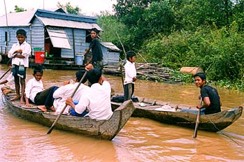 Transporte escolar en barcas de remo, Tonlé Sap, Camboya