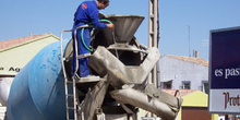 Limpiando hormigonera en Peñafiel, Valladolid