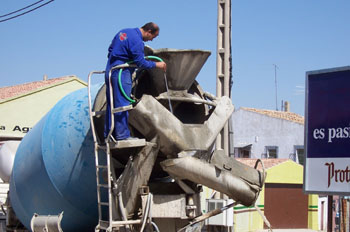 Limpiando hormigonera en Peñafiel, Valladolid