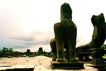 Hidra dando paso a la avenida de acceso al palacio de Angkor, Ca