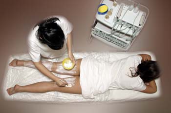 Exfoliación mecánica: aplicación cosmético exfoliante. Tendido p