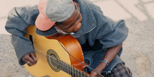 Chico africano tocando la guitarra, Namibia