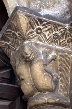 Detalle de un capitel de Santa María de la Oliva, Villaviciosa,