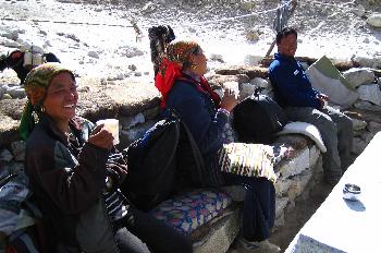 Conductoras de yaks tomando té