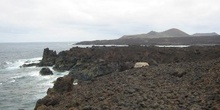 Playa con restos de lava reseca