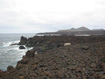 Playa con restos de lava reseca