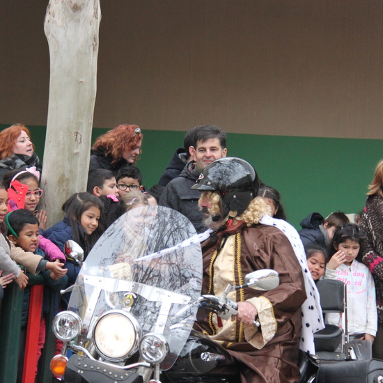 Visita de sus Majestades los Reyes Magos al colegio Luis Bello en moto 2018 18