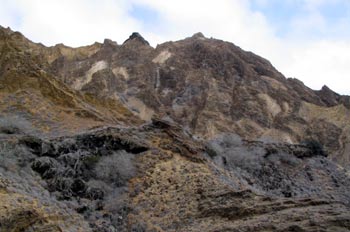 Paisaje árido de toba volcánica en Punta Pitt en la Isla San Cri