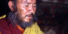 Monje durante una ceremonia religiosa en el gompa de Phyang, Lad