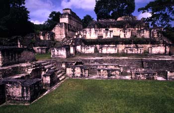 Estructuras en Tikal, Guatemala
