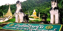 Entrada a escuela budista, Chiang Mai, Tailandia