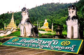 Entrada a escuela budista, Chiang Mai, Tailandia