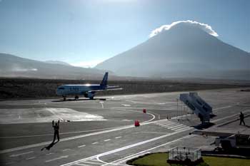 Aeropuerto de Arequipa y volcán Misti, Perú