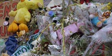 Objetos depositados en recuerdo de las víctimas de los Atentados