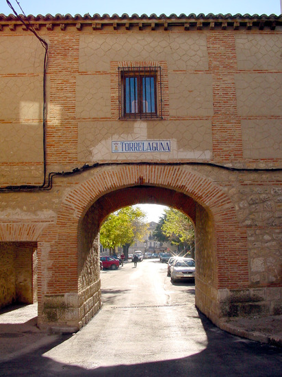 Calle con arco en Torrelaguna