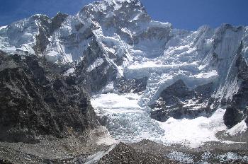 Transformación de cascada de hielo en glaciar pedregoso