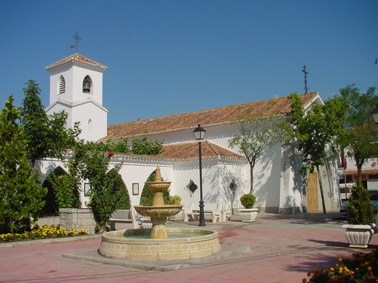 Fuente e iglesia en Villanueva del Pardillo