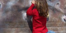 Niña escalando