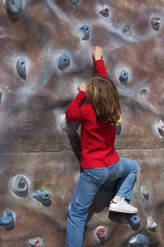 Niña escalando