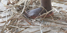 Pies de chico tejiendo paja, Quilombo, Sao Paulo, Brasil