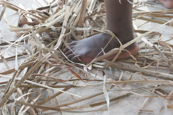 Pies de chico tejiendo paja, Quilombo, Sao Paulo, Brasil