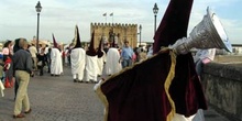 Penitentes de la Vera Cruz por el Puente Romano, Códoba, Andaluc