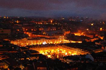 Alfama al anochecer desde el Castillo de San Jorge, Lisboa, Port