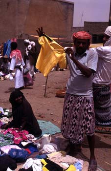 Vendedores en el mercado de ropa en Suq al Khamis, Yemen