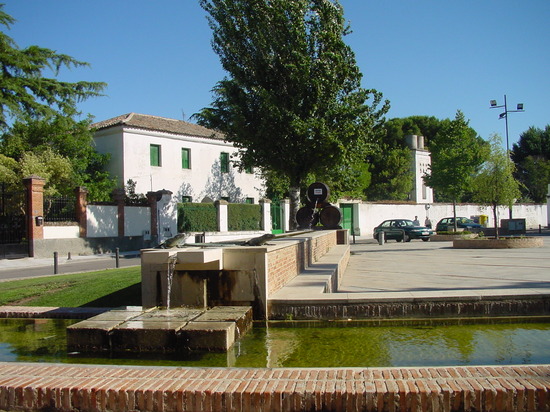 Plaza y fuente en Cubas de la Sagra