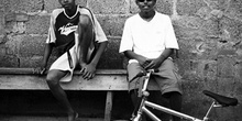 Chicos sentados en un banco, Favela Horizonte Azul, Sao Paulo, B