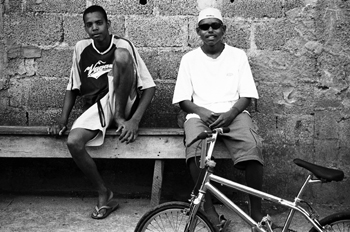 Chicos sentados en un banco, Favela Horizonte Azul, Sao Paulo, B