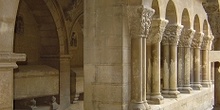 Sarcófago en claustro, Huesca