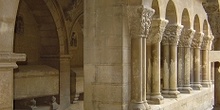 Sarcófago en claustro, Huesca