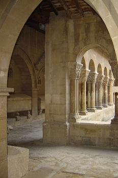 Sarcófago en claustro, Huesca