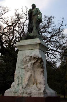 Estatua de Domingo Faustino Sarmiento, obra de Augusto Rodin, en