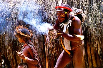 Creación de fuego. Momento de traslado de la llama, Irian Jaya,