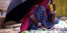 Vendedora callejera con paraguas, Pushkar, India