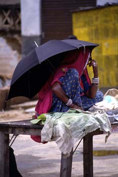 Vendedora callejera con paraguas, Pushkar, India