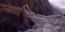 Puente del siglo XVII entre las dos partes de Shahara, Yemen